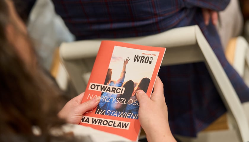 <p>Dokument Strategii Wrocław 2050. Napis na okładce: "Wrocław 2050. Otwarci na przyszłość - nastawieni na Wrocław"</p>