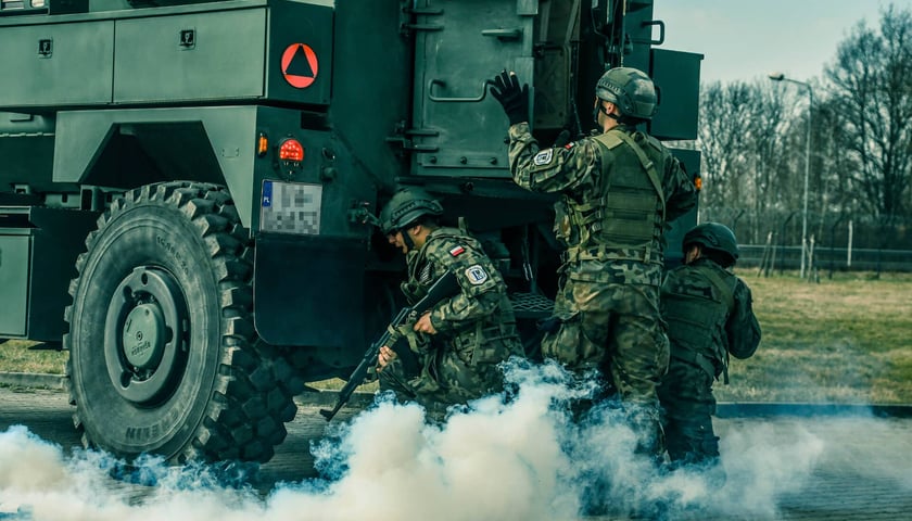 Szkolenie zorganizowane przez żołnierzy 10 Wrocławskiej Brygady Łączności dla wałbrzyskich licealistów. Na zdjęciu trzej wojskowi podczas ćwiczeń