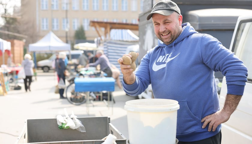 Pan Łukasz na Ryneczku Jemiołowa sprzedaje ziemniaki ze swojego pola. Jest związany z tym miejscem od początku