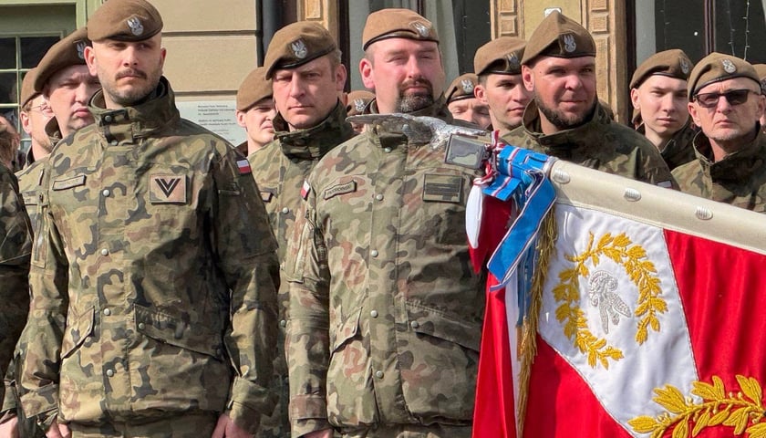 Mężczyźni w wojskowych mundurach polowych. Żołnierze 16 Dolnośląskiej Brygady Obrony Terytorialnej, 29 marca 2025 r. 