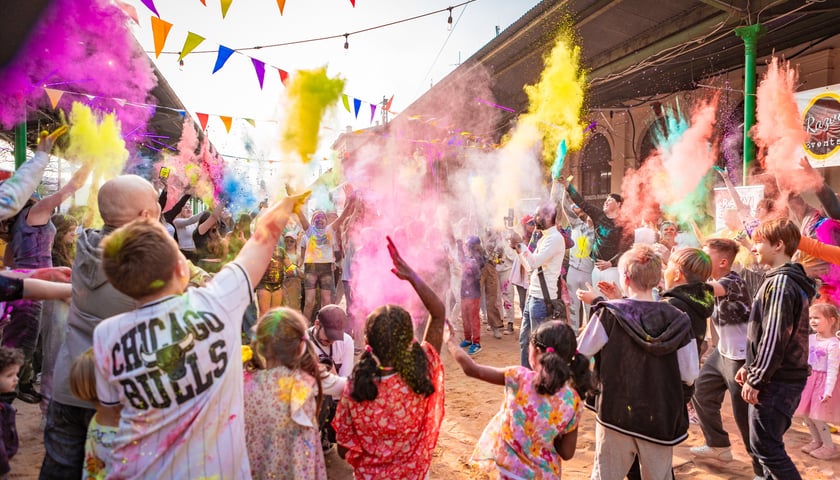 Hinduskie święto Holi na Świebodzkim obchodziliśmy w sobotę 29 marca. Na zdjęciu uczestnicy obrzucający się kolorowymi proszkami 
