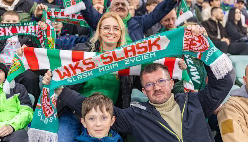 Kobiety, mężczyźni i dzieci na trybunach. 29 marca Śląsk Wrocław pokonał u siebie Lecha Poznań 3:1