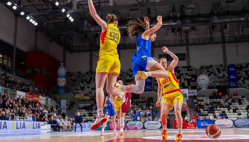 Aleksandra Mielnicka (żółty strój) i Elena Tsineke (niebieski) w wyskoku po koszem w hali Arena Gorzów