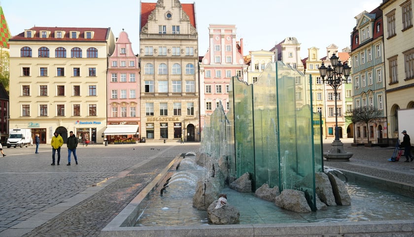 Zdrój na rynku pod ratuszem