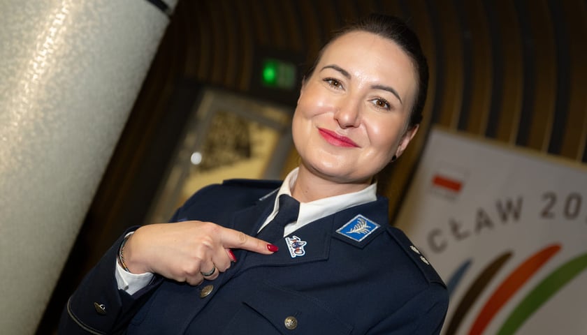 Uroczystaości z okazji 100-lecia kobiet w Policji. Wrocław, 31.03.2025. Na zdjęciu wrocławska policjantka pokazująca okolicznościową przypinkę. 