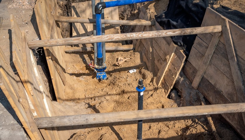 <p>Remont wodociągu pod Inowrocławską - prace wykonane będą metodą crackingu, czyli wykruszania starych rur i wprowadzania nowych</p>