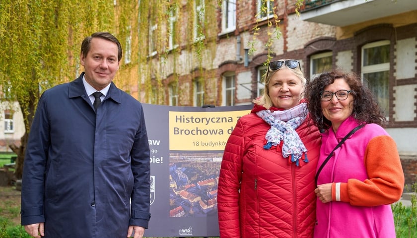 Briefing w sprawie remontu dawnego osiedla kolejowego na Brochowie. Od lewej: wiceprezydent Wrocławia Michał Młyńczak, Irena Terpiłowska z Rady Osiedla Brochów i Izabela Duchnowska.