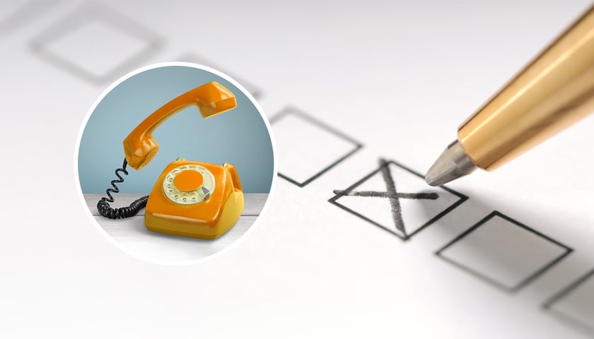 Na zdjęciu przykładowa karta wyborcza oraz telefon. Sprawdź przydatne kontakty w Wyborach na Prezydenta Polski 2025