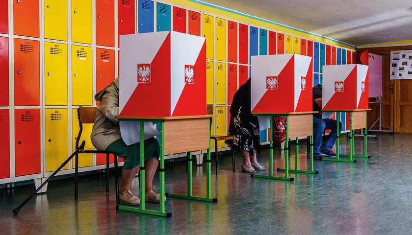 Na zdjęciu komisja wyborcza. Sprawdź gdzie zagłosujesz we Wrocławiu podczas Wyborów na Prezydenta Polski 2025