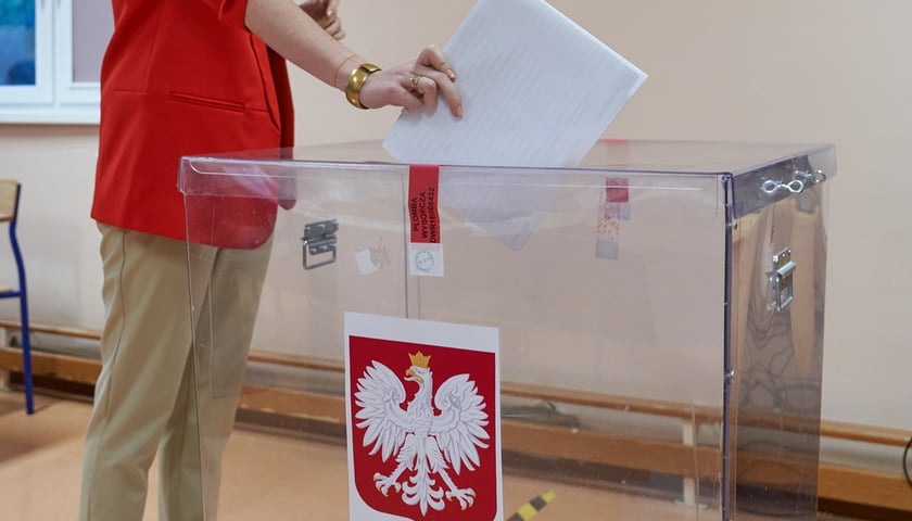 Na zdjęciu urna do głosowania w wyborach. Sprawdź listę kandydatów w wyborach na Prezydenta Polski 2025