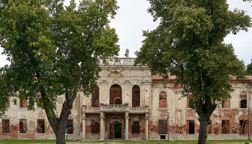 Pałac w Goszczu na terenie gminy Twardogóra. Na zdjęciu fragment dużej, historycznej budowli