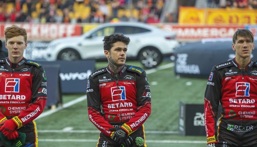 Trzech żużlowców Betard Sparty Wrocław. W środku Tai Woffinden. Z lewej Daniel Bewley, z prawej Maciej Janowski