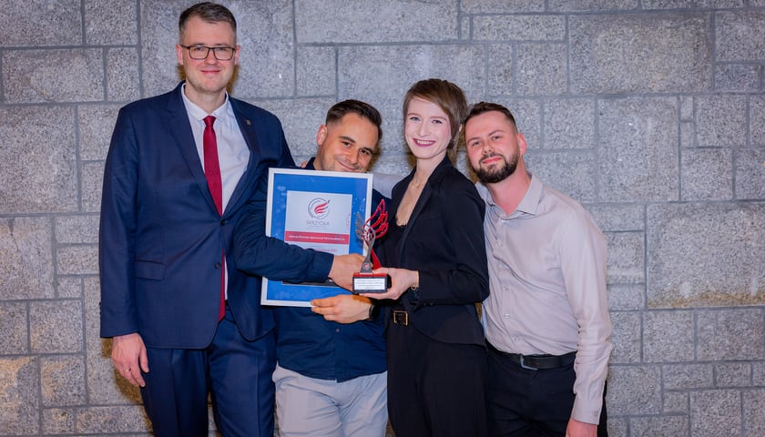 <p>Pracownicy sp&oacute;łki ARAW, od lewej: Adrian Staniszewski, Kamil Janicki, Agnieszka Nieć, Tomasz Krzyżanowski, gala wręczenia Skrzydeł 2025 w Zakopanem</p>