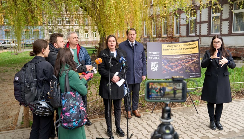 Zdjęcie ilustracyjne: briefing dotyczący remontu18 kamienic na osiedlu Brochów we Wrocławiu. Po prawe tłumaczka języka migowego Agata Mazieńczuk.