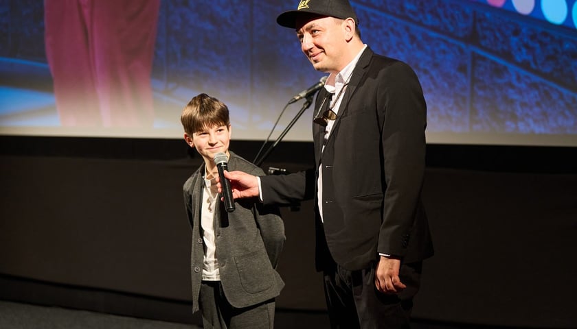 Reżyser Michał Zieliński i odtw&oacute;rca roli w spocie Leon Piasecki podczas premiery spotu reklamowego CH Zajezdnia w Kinie Nowe Horyzonty