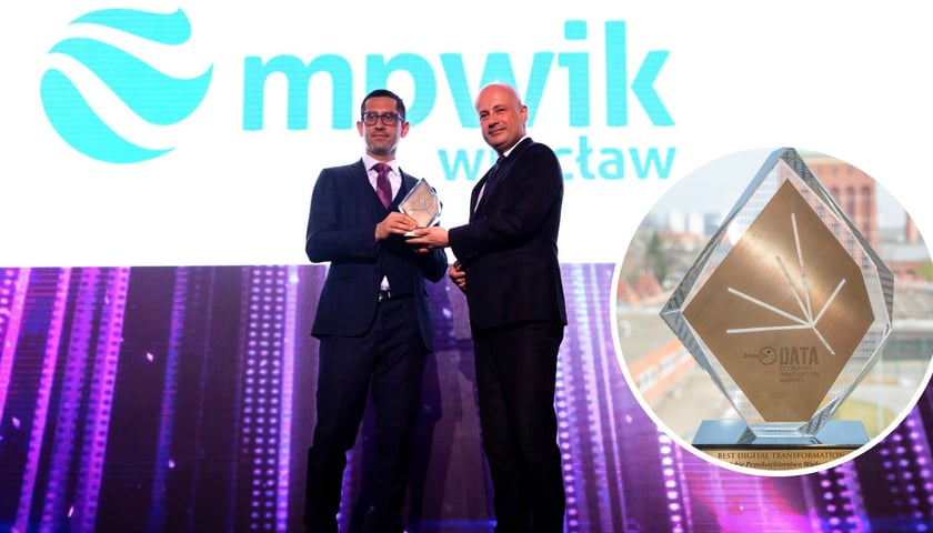 Na zdjęciu dużym Piotr Słomianny, CIO/CFO MPWiK Wrocław odbiera nagrodę podczas Data Economy Congress, w małym kółku statuetka 