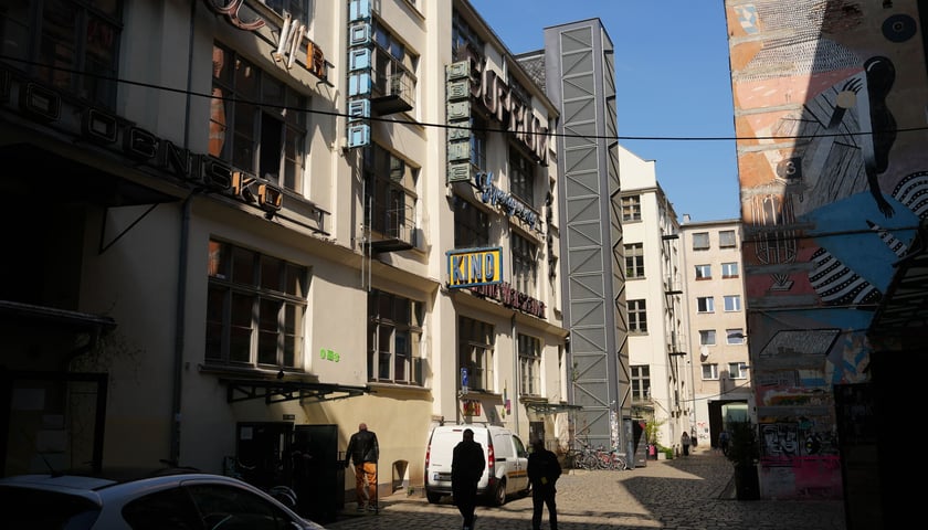 Podwórko Ruska 46 z neonami, 2 kwietnia 2025