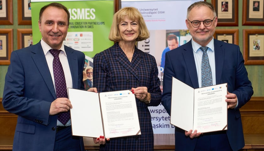 Wiesław Filipiak - dyrektor Zespołu Szkół Zawodowych nr 5, Ewa Szczęch - dyrektor Wydziału Szkół Ponadpodstawowych i Specjalnych, Sławomir Krzychała - rektor Uniwersytetu Dolnośląskiego DSW