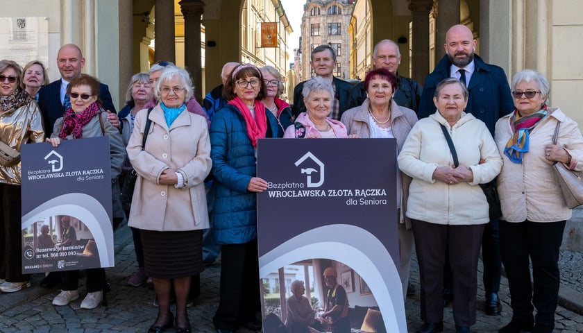 Jacek Sutryk - prezydent Wrocławia, Dominik Kłosowski - radny oraz wrocławscy seniorzy