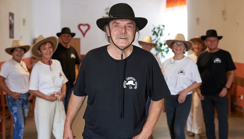 Franciszek Sowa, prezes Fundacji Blues Country i  organizator pikników Ślężaczek Country podczas poprzedniej edycji zajęć tańca country dla seniorów