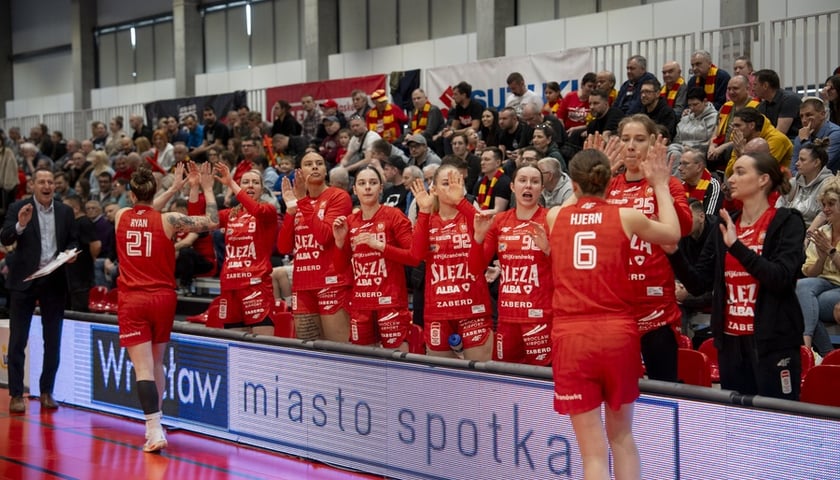 Koszykarki Ślęzy (czerwone stroje) przybijają sobie piątki podczas 5. meczu półfinałów z Gorzowem Wielkopolskim (2 kwietnia 2025)