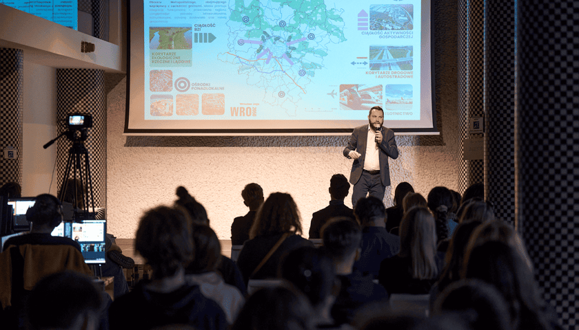 Jeden z prelegentów na spotkaniu konsultacyjnym Strategia 2050 w kawiarni BarBara