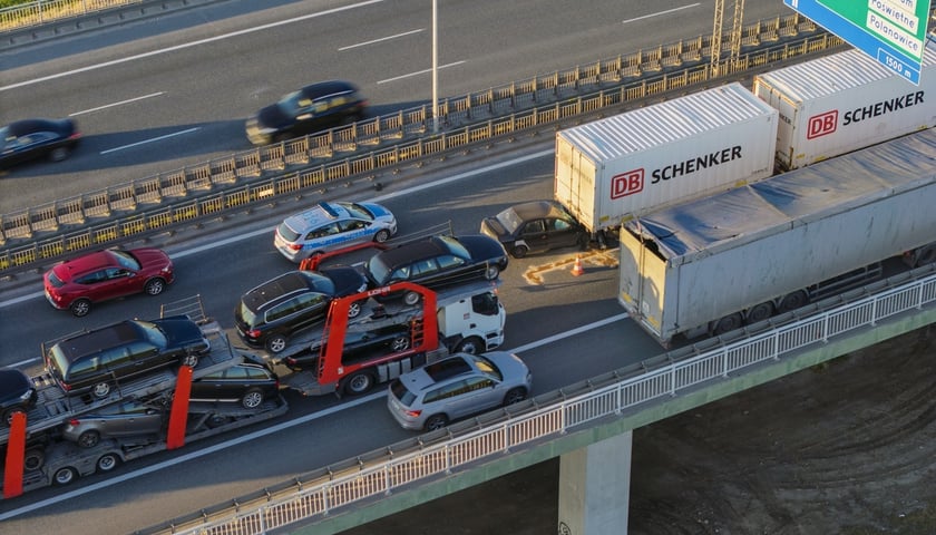 Samochody stoją w korku na AOW.  Zderzyły się dwa samochody - osobowy i ciężarowy
