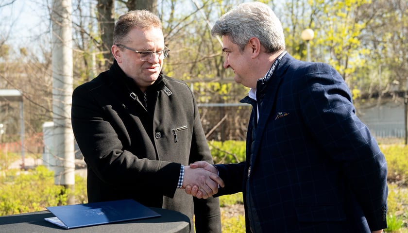 <p>Sławomir Kanik i Piotr Paś, podpisanie umowy na projekt trasy tramwajowej przez Klecinę (4 kwietnia 2025 roku)</p>
