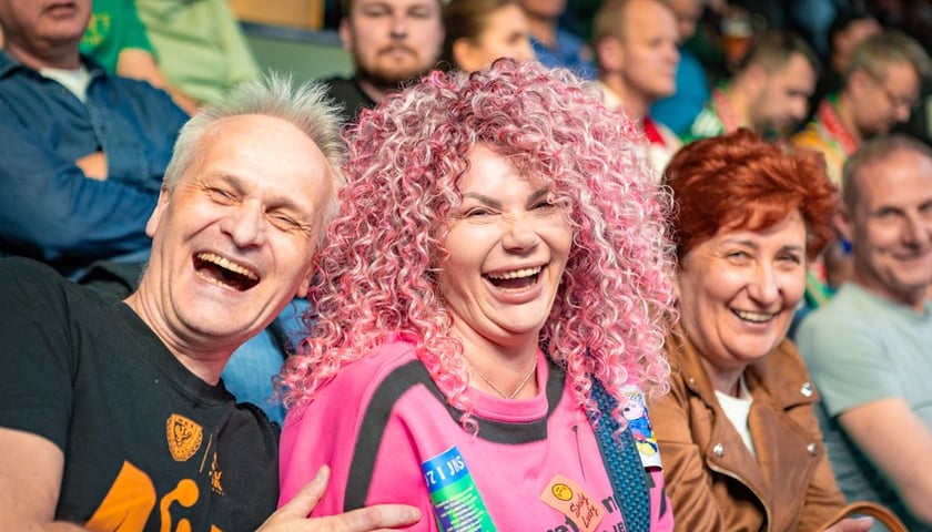 Dwójka roześmianych kibiców na trybunie Orbity podczas meczu z Czarnymi