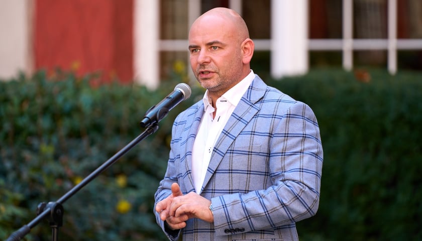 <p>Już wkr&oacute;tce do Ossolineum trafią dokumenty i materiały z wrocławskich osiedli &ndash; radny miejski Dominik Kłosowski</p>