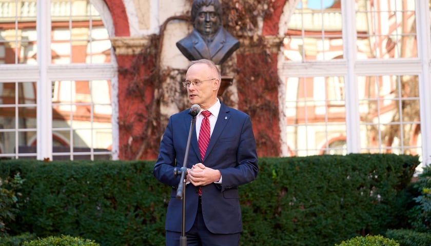 <p>Już wkr&oacute;tce do Ossolineum trafią dokumenty i materiały z wrocławskich osiedli &ndash; dr Łukasz Kamiński, dyrektor Zakładu Narodowego im. Ossolińskich</p>