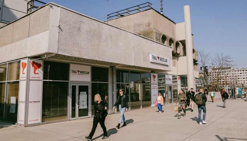 Przechodnie przy restauracji Thali na Placu Grunwaldzkim
