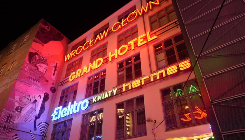 Wrocławska galeria neonów przy Ruskiej znów świeci! Niezwykły pokaz - 5.04.2025