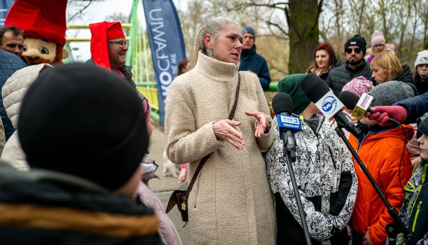 Odsłonięcie figurki krasnala Raciworka przy Kładce Złotnickiej