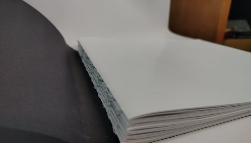 Pasjonują go techniki składania książek, włącznie z tymi starszymi, kt&oacute;rych dziś się już nie stosuje