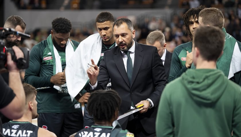Aleksandar Joncevski z koszykarzami na czasie w meczu z Anwilem
