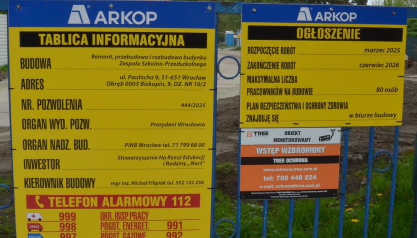Rozbudowa niepublicznej szkoły przy Pautscha. Tablica informacyjna inwestycji.