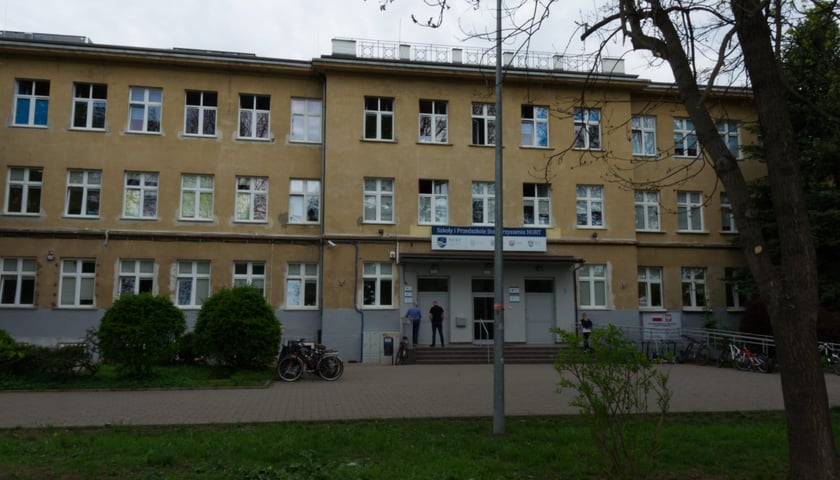<p>Szkoła przy ul. Pautscha na Biskupinie, widok od fronu.</p>