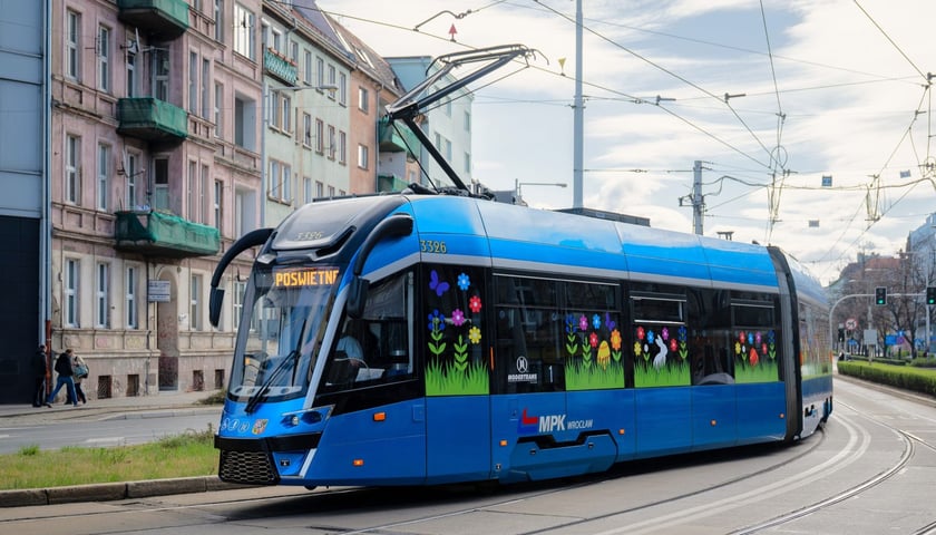 Wielkanocny tramwaj MPK Wrocław na placu Grunwaldzkim 