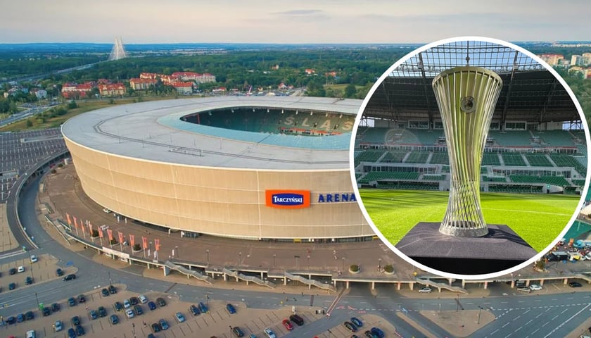 Stadion Tarczyński Arena we Wrocławiu, w kółeczku puchar dla zwycięzcy Ligi Konferencji Europy