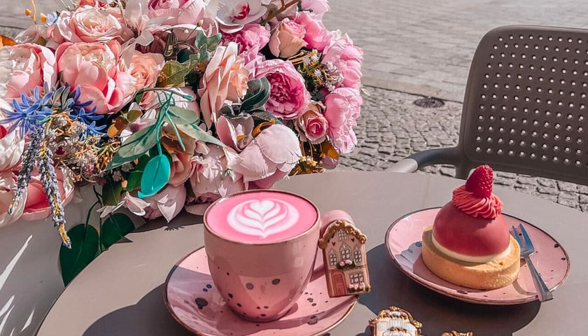 Kawa i ciastko z kawiarni Blossome Cafe w Rynku