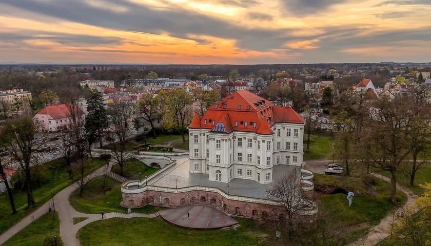 Zamek w Leśnicy, widok z drona. Zdjęcie ilustracyjne