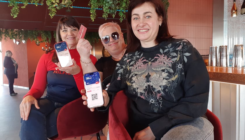 <p>Irena, Halina i Tatiana pokazują aplikację Nasz Wrocław i kartę miejską Urbancard (Nasz Wrocław) w barze na 49. piętrze Sky Towera&nbsp;</p>