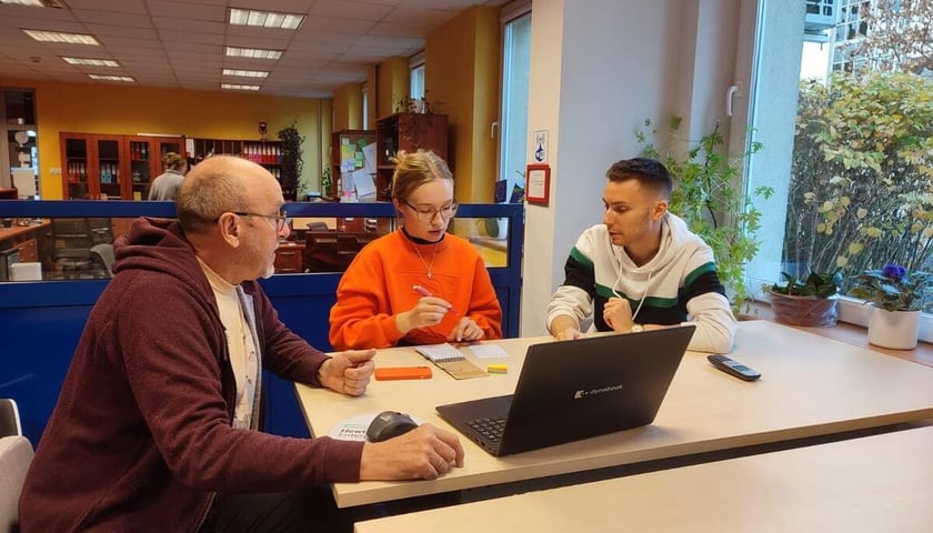 <p>Centrum Sektor 3, wnętrze budynku. Na zdjęciu trzy osoby przy stole. Od lewej: Grzegorz Tymoszyk, Kinga Borkowska, Michał Szkrawan.</p>