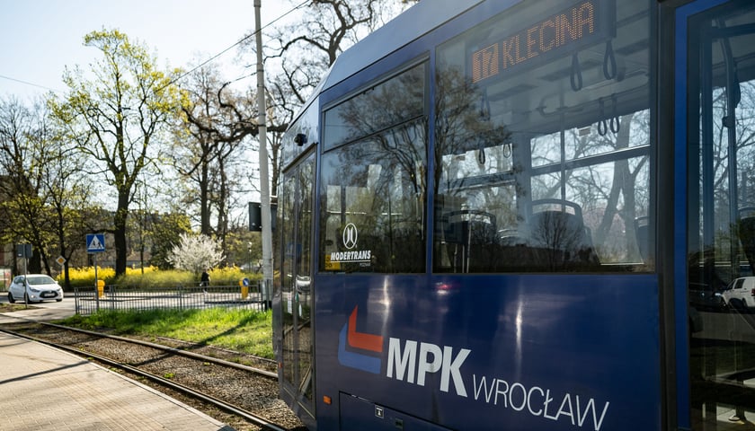 Granatowy tramwaj nr 17 z napisem KLECINA