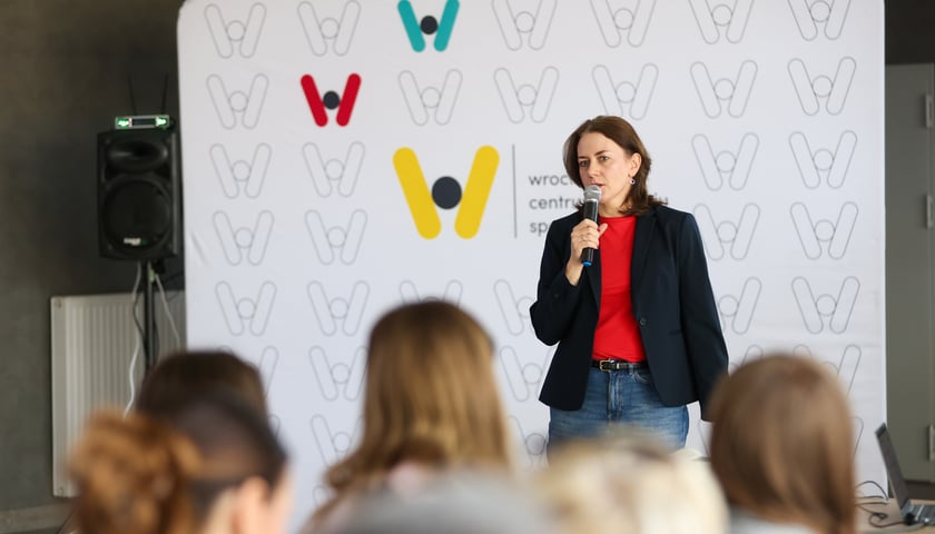 <p>Konsultacje Strategii Wrocław 2050 z młodzieżą. Stadion Olimpijski, 10.04.2025. Przy mikrofonie Agnieszka Grabarczyk&nbsp;</p>