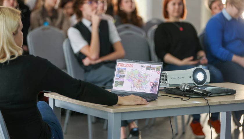 <p>Konsultacje Strategii Wrocław 2050 z młodzieżą. Stadion Olimpijski, 10.04.2025&nbsp;</p>