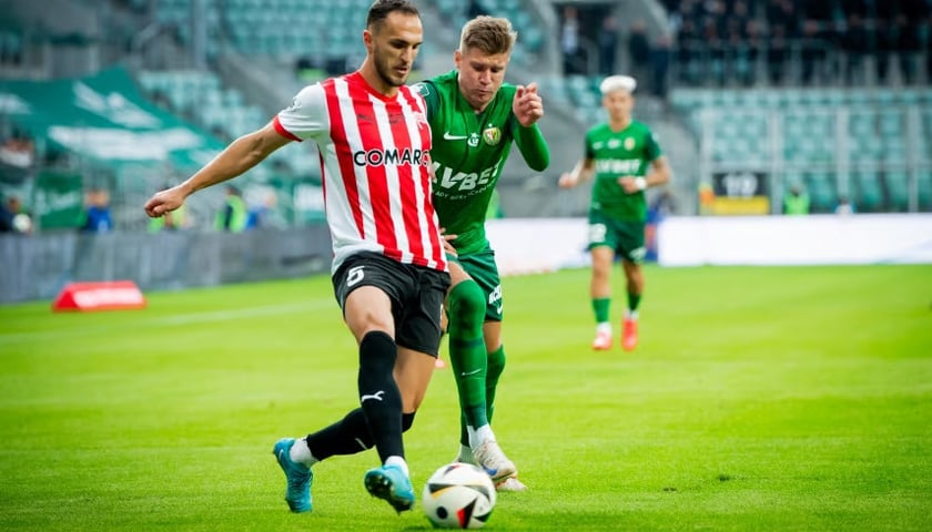 Piłkarze Śląska i Cracovii walczą o piłkę podczas jesiennego meczu między tymi drużynami na Tarczyński Arenie Wrocław. Cracovia wygrała 4:2. Jak będzie tym razem?