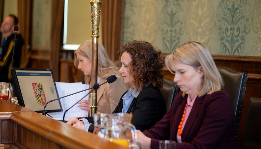 Sesja Rady Miejskiej Wrocławia, 10.04.2025. Przy mikrofonie przewodnicząca Rady Miejskiej Wrocławia, Agnieszka Rybczak