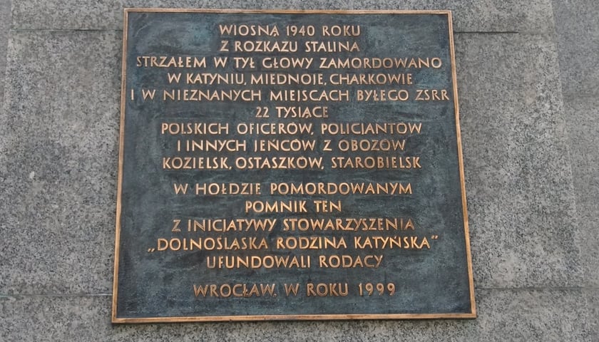 Tablica pomnika w parku Słowackiego